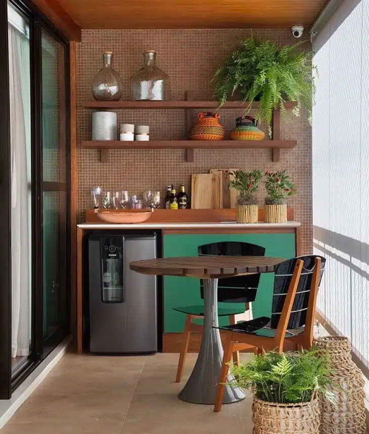 Cadeiras para varanda: 10 modelos para decorar de forma aconchegante 10 Cadeiras coloridas e vibrantes trazem alegria ao ambiente da varanda.