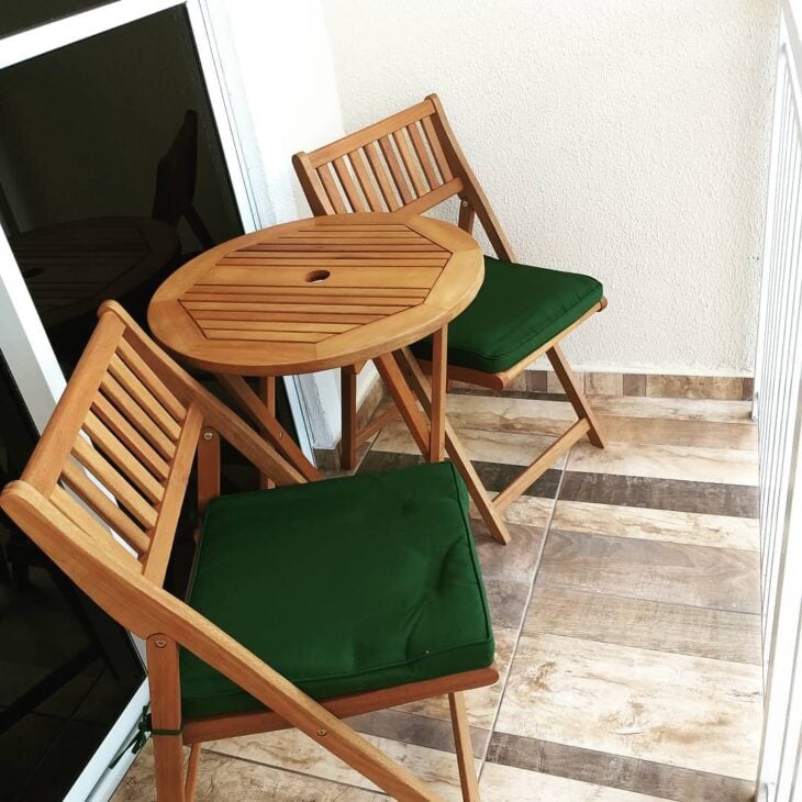 Cadeiras para varanda: 10 modelos para decorar de forma aconchegante 1 Modelos altos de cadeiras para uma estética despojada.
