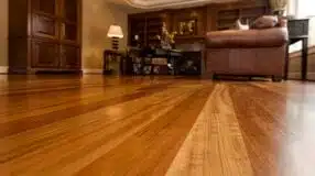 Pisos para sala: conheça os tipos e inspire-se com 60 fotos 5 O mercado oferece diversos tipos de pisos para sala para incrementar a sua decoração, há opções caras e outras com um custo menor, há as que são mais fáceis de manter e pisos que são mais propensos a riscos.