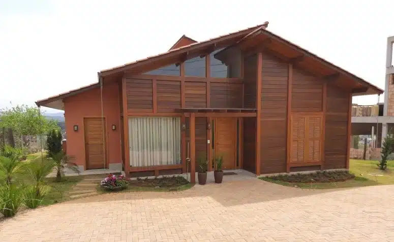 Conheça e inspire-se em 10 Projetos de Casa de Madeira Moderna 3 FACHADA MODERNA COM MADEIRA