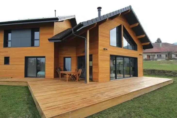 Conheça e inspire-se em 10 Projetos de Casa de Madeira Moderna 5 CASA DE MADEIRA MODERNA COM VARANDA