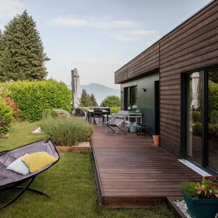 Conheça e inspire-se em 10 Projetos de Casa de Madeira Moderna 7 CASA DE MADEIRA MODERNA COM BANCADA DE VIDRO