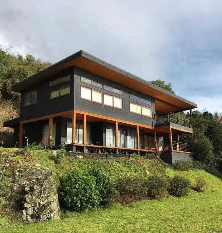 Conheça e inspire-se em 10 Projetos de Casa de Madeira Moderna 2 FACHADA COM DETALHES COLORIDOS