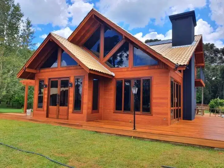 Conheça e inspire-se em 10 Projetos de Casa de Madeira Moderna 10 FACHADA COM JANELAS GRANDE
