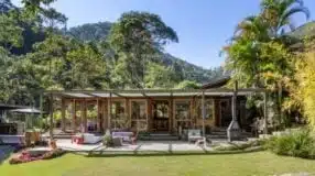 Como Incorporar a Natureza na Sua Casa com Arquitetura Biofílica 5 Foto de uma casa sustentável.