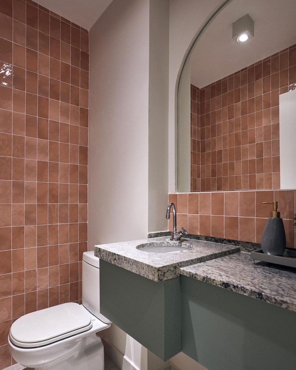 Foto de banheiro simples e moderno, utilizando cerâmicas apropriadas.