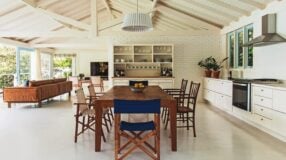 10 fotos para você aderir já ao piso de cimento queimado. 9 Projetos e dicas para usar o cimento queimado branco na decoração