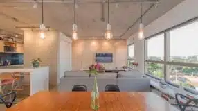 Ambiente com conceito aberto, destacando a fluidez e a união de espaços.