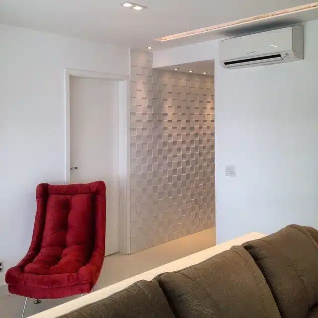 Cor Marsala: Elegância e Requinte na Decoração 10 1 Ambiente decorado com uma poltrona marcante na cor marsala.