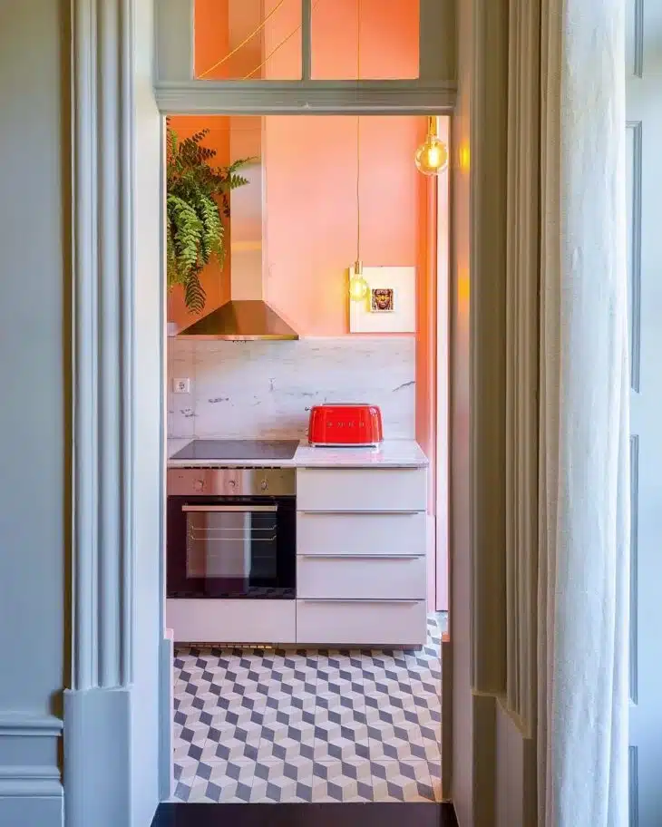 Cores para Cozinha: 10 Ideias Contagiantes para Colorir o Espaço 5 Foto de cozinha planejada pequena 00 - 2