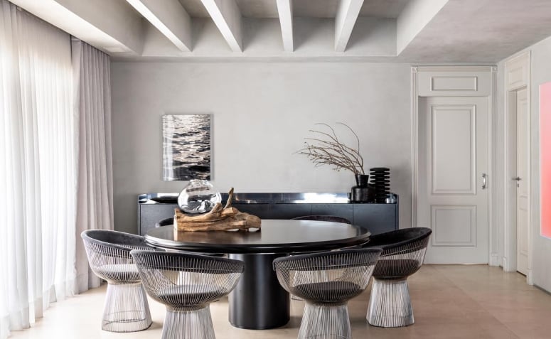 10 Cores que Combinam com o Cinza e Como Usá-las na Decoração 1 Imagem de um ambiente com cinza e preto, criando um espaço moderno e impactante.