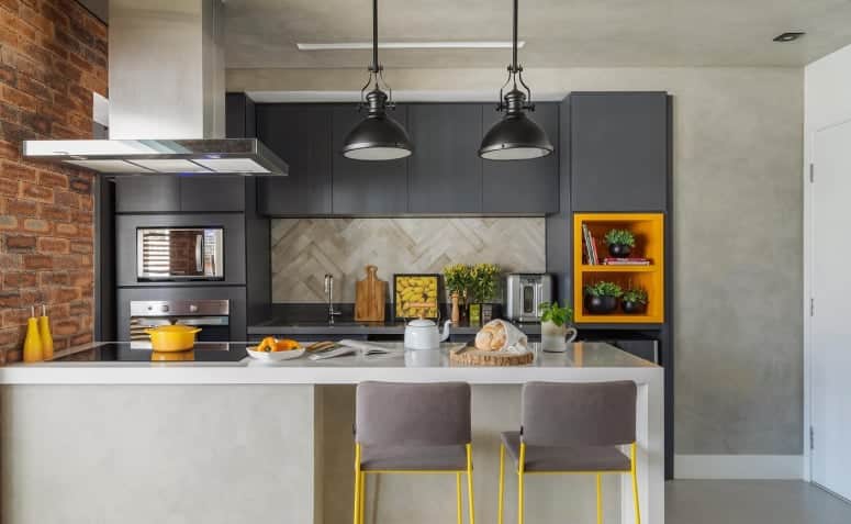 10 Cores que Combinam com o Cinza e Como Usá-las na Decoração 7 Imagem destacando a combinação de amarelo com cinza, transmitindo calor e iluminação ao ambiente.
