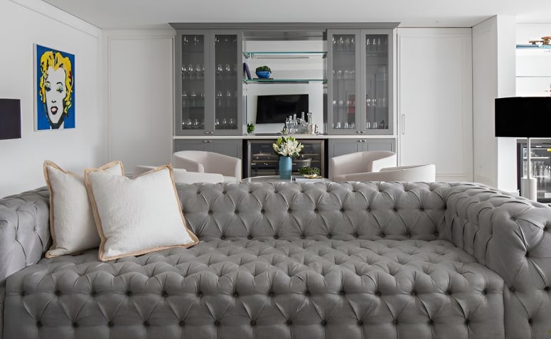 10 Cores que Combinam com o Cinza e Como Usá-las na Decoração 10 Imagem demonstrando a combinação de cinza e branco, fortalecendo a elegância e neutralidade do ambiente.