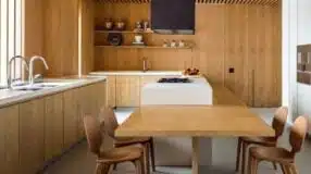 10 Opções de Bancada de Madeira para Cozinha que Decoram com Charme 7 Cozinha de madeira decorativa com bancada charmosa.