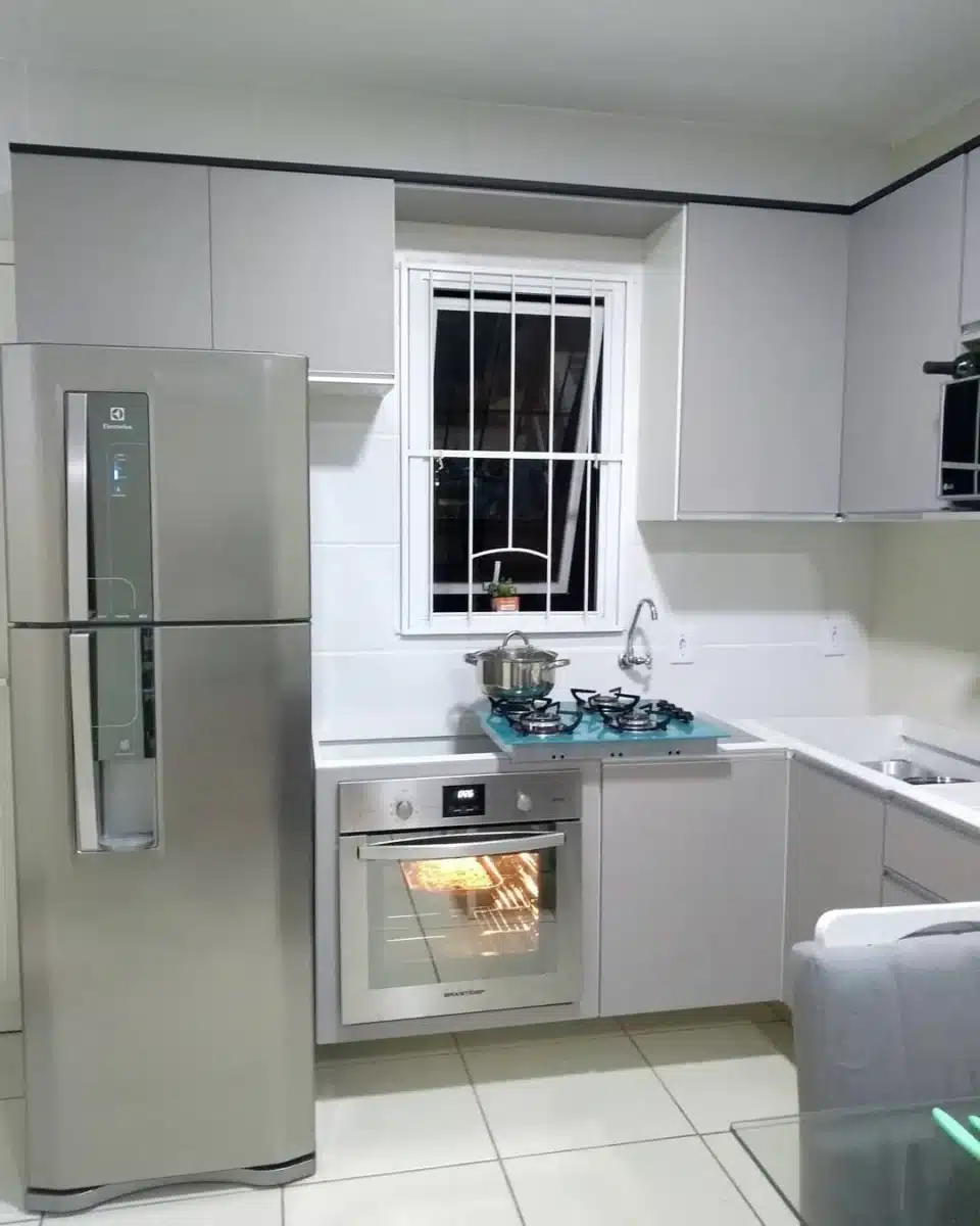 Cozinhas em L: 10 Modelos para Transformar Seu Projeto 5 Espaço reduzido com utilização do branco para ampliar a sensação de espaço.