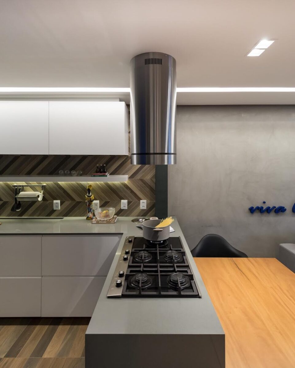 Cozinhas em L: 10 Modelos para Transformar Seu Projeto 7 Com integração do cooktop em uma ilha que proporciona funcionalidade.