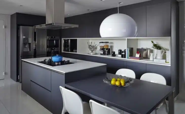 Cozinhas em L: 10 Modelos para Transformar Seu Projeto 9 Ambiente com tons sóbrios, minimalistas, que transmite modernidade.
