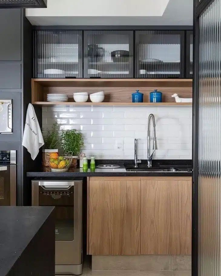 Cozinha Estilo Industrial: 10 Ideias Para Uma Cozinha Cheia de Estilo 10 Que tal substituir as portas do armário por cortinas?