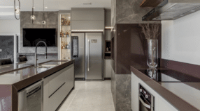 Pastilhas de vidro para cozinha: 10 ideias para repaginar o ambiente 7 Cozinha moderna com pastilhas de vidro e eletrodomésticos elegantes.