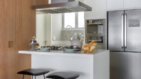 Cozinha Estilo Industrial: 10 Ideias Para Uma Cozinha Cheia de Estilo 5 O estilo industrial começou nos Estados Unidos, quando barracões industriais começaram a ser reutilizados como moradia. Assim, a estética do cimento queimado, tijolinhos e instalação elétrica aparentes, muito metal e madeira clara começou a ganhar espaço.