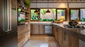 10 Opções de Bancada de Madeira para Cozinha que Decoram com Charme 9 Cozinha rústica com bancada de madeira.