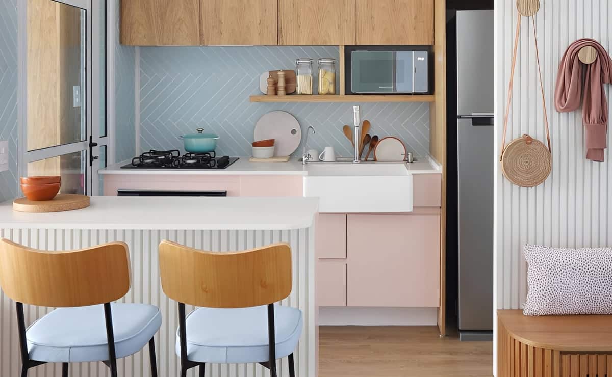Pastilhas de vidro para cozinha: 10 ideias para repaginar o ambiente 9 Dicas para cozinhas pequenas com uso de pastilhas de vidro.