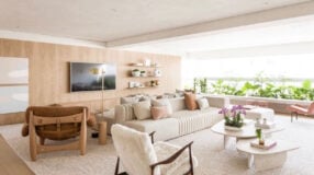 Como otimizar o espaço e decorar uma sala de TV 10 pequena 7 Foto de uma sala decorada com várias opções de estilo.