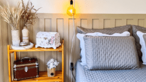 Parede Geométrica: 10 Inspirações Para Decorar 5 Essa técnica é muito simples e prática de fazer: depois de criar um lindo mosaico com a fita crepe, você passará somente uma cor em toda a parede.