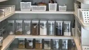 Decore sua casa com uma bandeja-bar incrível 5 Bandeja-bar prateada, destacando o estilo elegante.