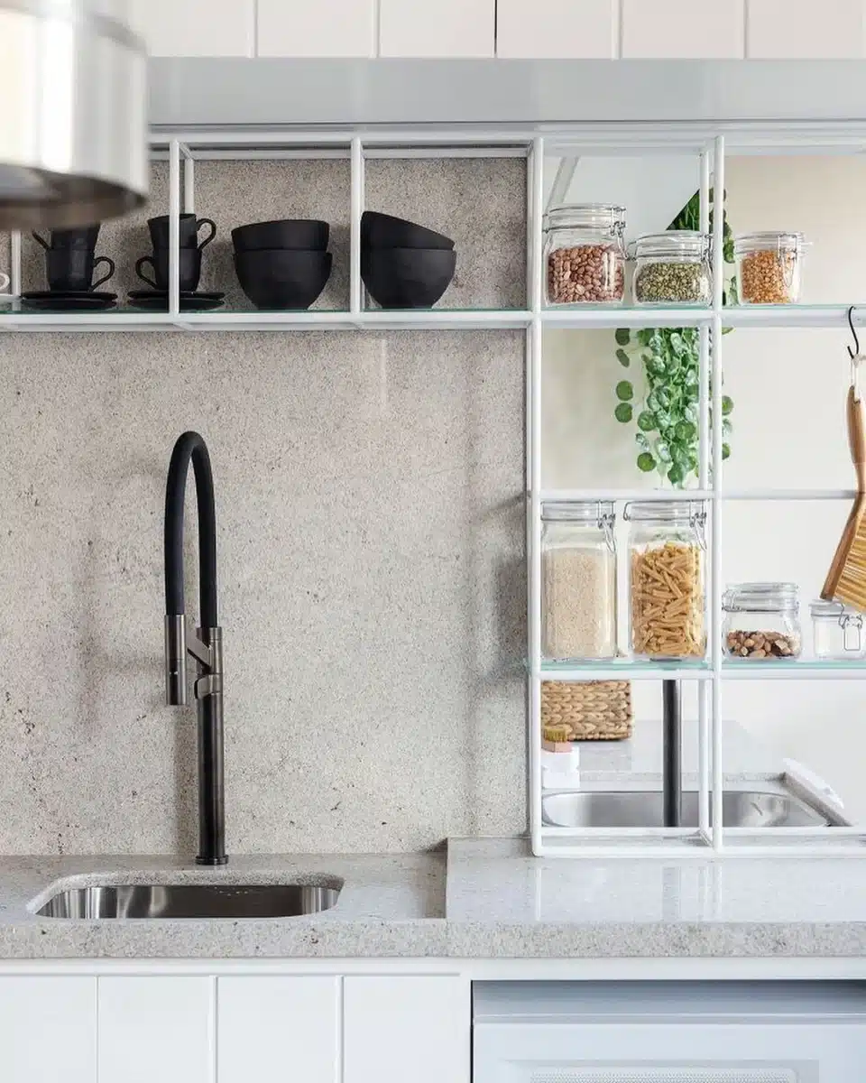 Enfeites para Cozinha: 40 Ideias para Decorar o Ambiente 5 Imagem mostra prateleiras decorativas para cozinhas.