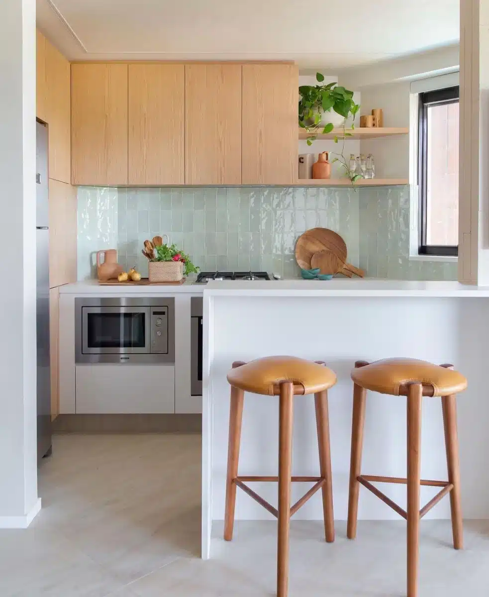 Enfeites para Cozinha: 40 Ideias para Decorar o Ambiente 10 Imagem mostra prateleira de parede com enfeites.