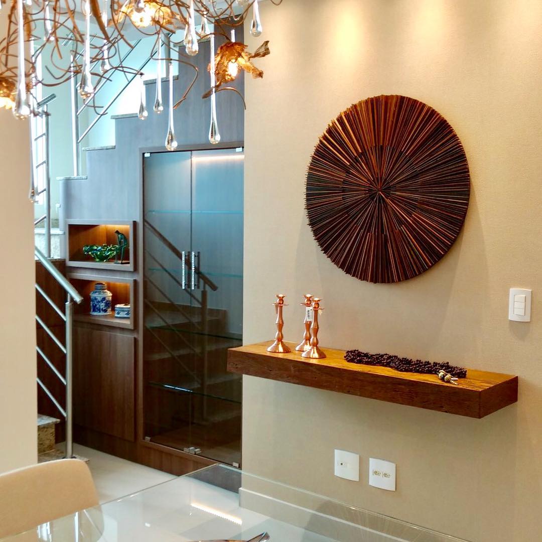 Escultura de parede: 10 ideias para embelezar sua casa 5 Escultura de parede chamativa que se destaca no ambiente.
