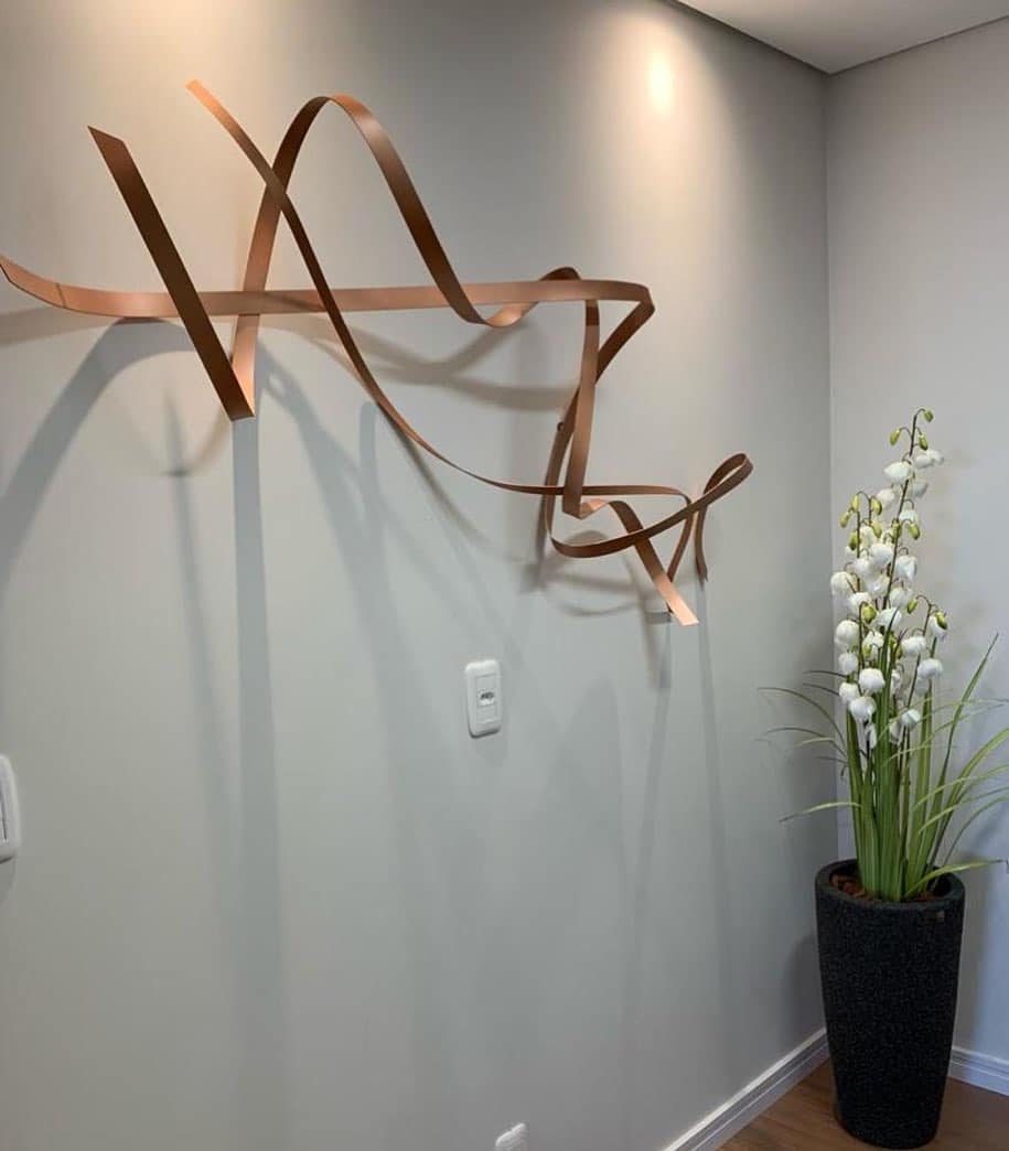 Escultura contemporânea com traços modernos.