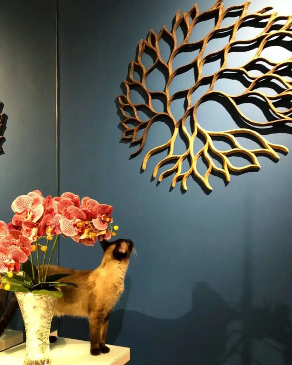 Escultura de parede com traços delicados.