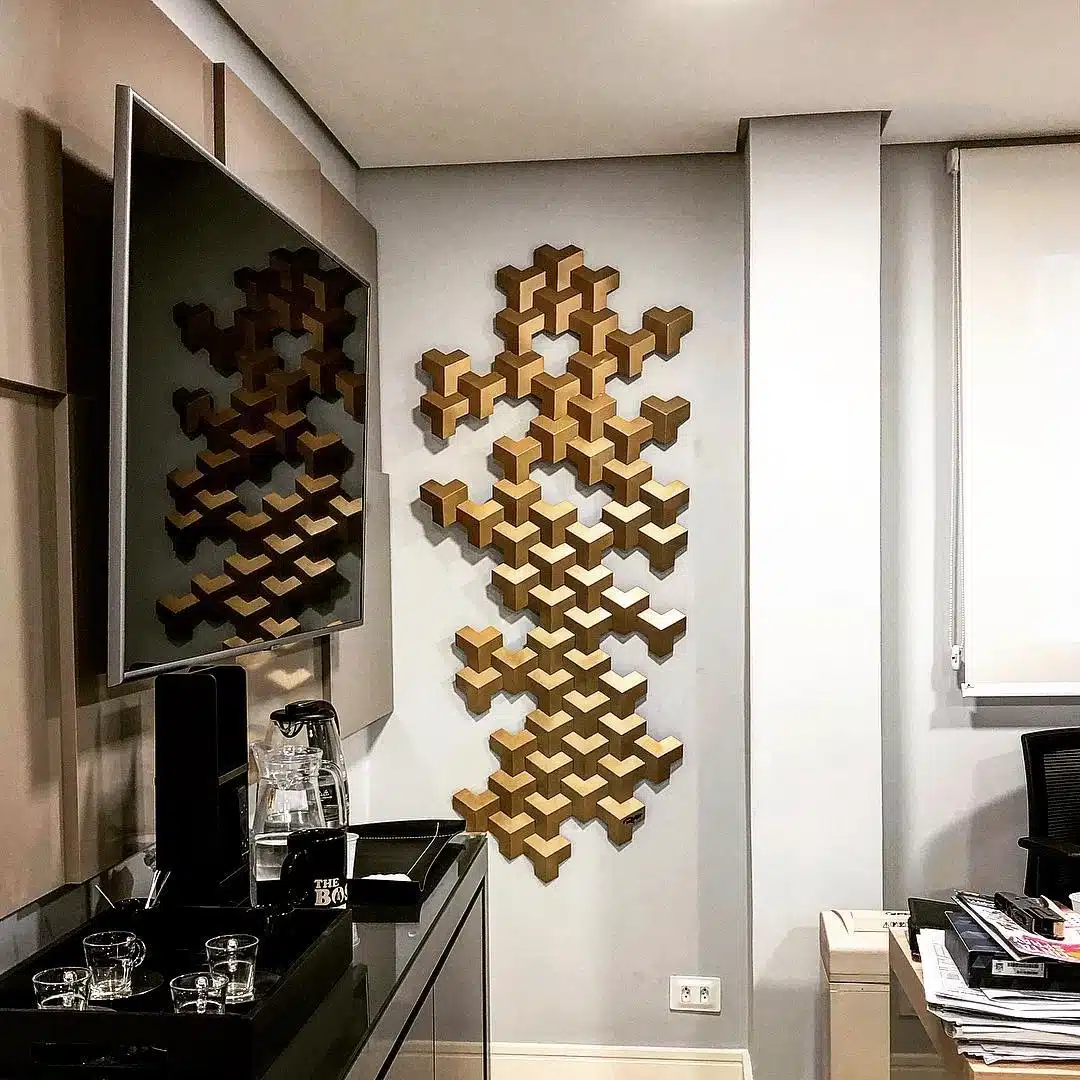 Escultura de parede: 10 ideias para embelezar sua casa 10 Escultura dourada que proporciona requinte ao espaço.