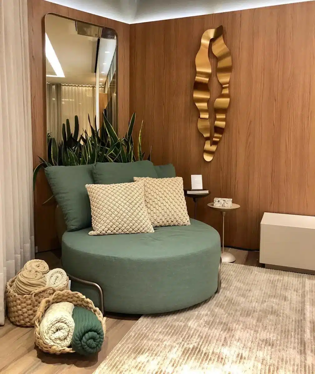 Escultura de parede: 10 ideias para embelezar sua casa 1 Escultura de parede elegante que enriquece a decoração.