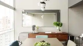 Espelhos para Sala: Ideias de Decoração e Compras Online 10 Espelho grande que amplia visualmente os espaços.