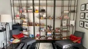 10 Fotos de Prateleira Industrial para uma Decoração Surpreendente 9 Estante industrial com design rústico e elegante.