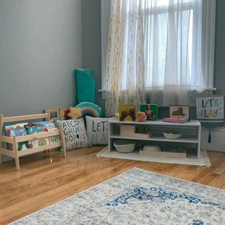 Estante para brinquedos: 10 ideias para deixar tudo em ordem. 5 Estante de brinquedos com divisórias para organização.