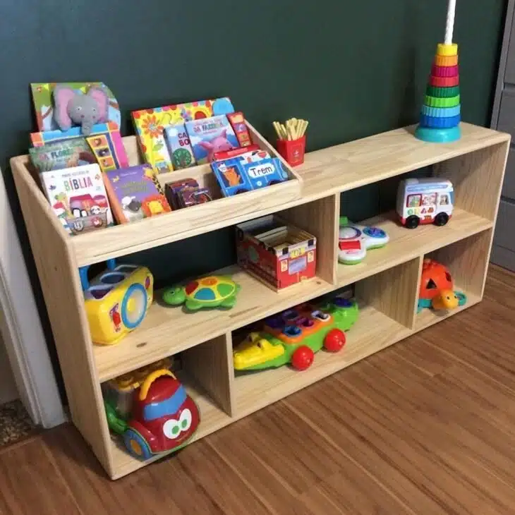 Estante para brinquedos: 10 ideias para deixar tudo em ordem. 7 Estante com brinquedos ao alcance das mãos.