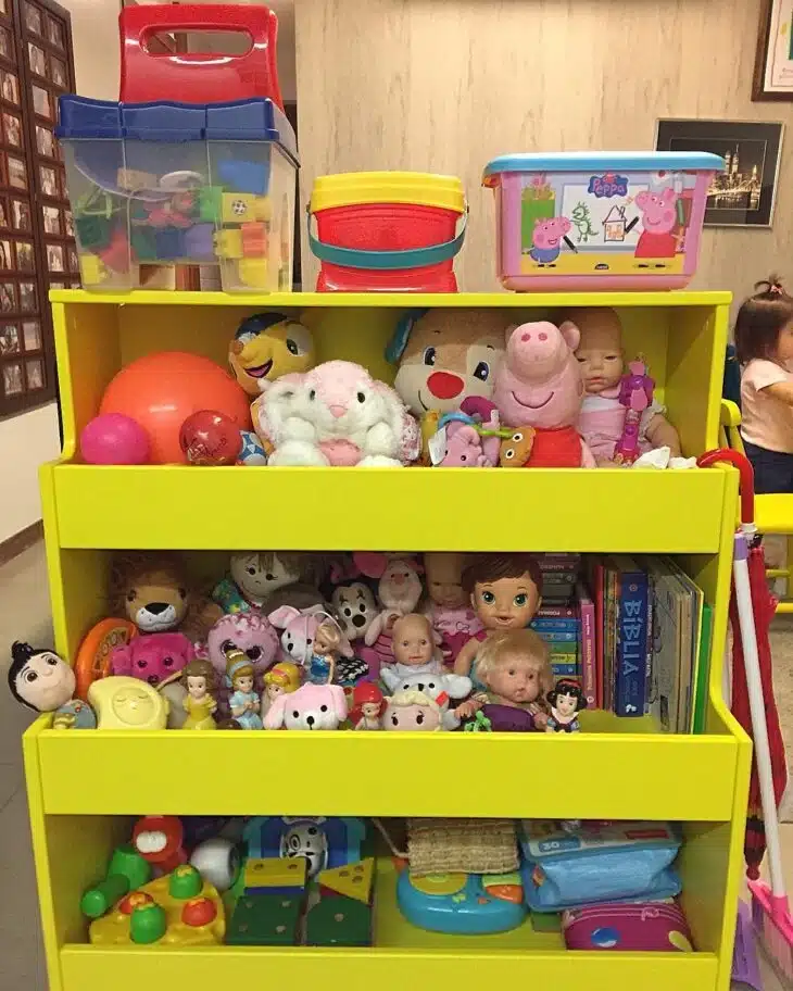 Estante para brinquedos: 10 ideias para deixar tudo em ordem. 9 Organização de brinquedos em estante.