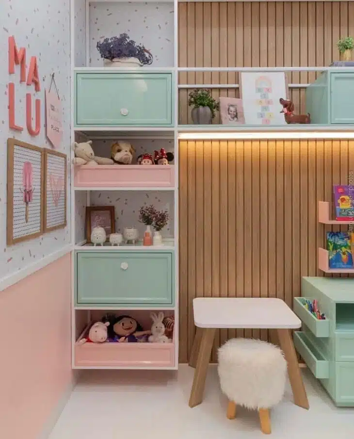 Estante para brinquedos: 10 ideias para deixar tudo em ordem. 1 Estante acompanhada de gavetas.