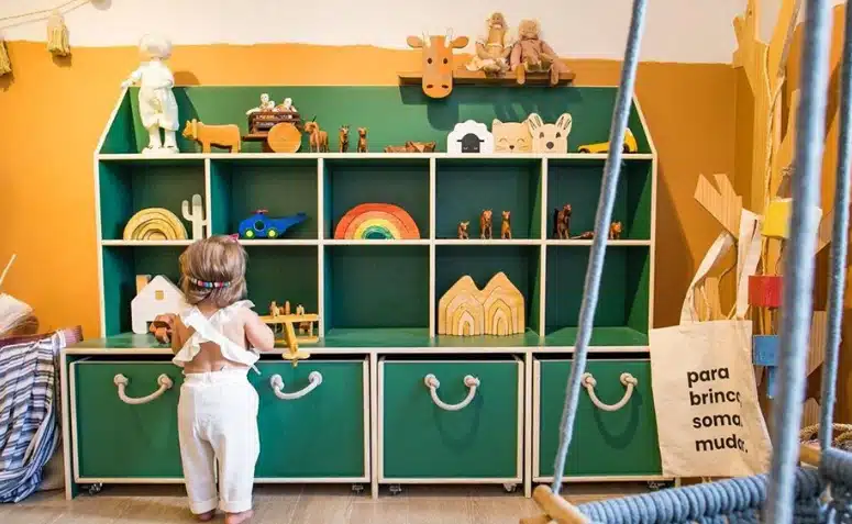 Estante para brinquedos: 10 ideias para deixar tudo em ordem. 3 Capa do artigo sobre estantes para brinquedos.