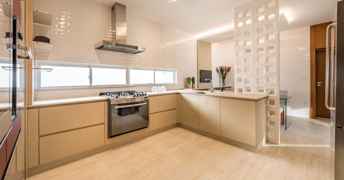 Como Definir Estilo de Decoração em Projetos de Interiores 10 Cozinha planejada com cobogó branco.
