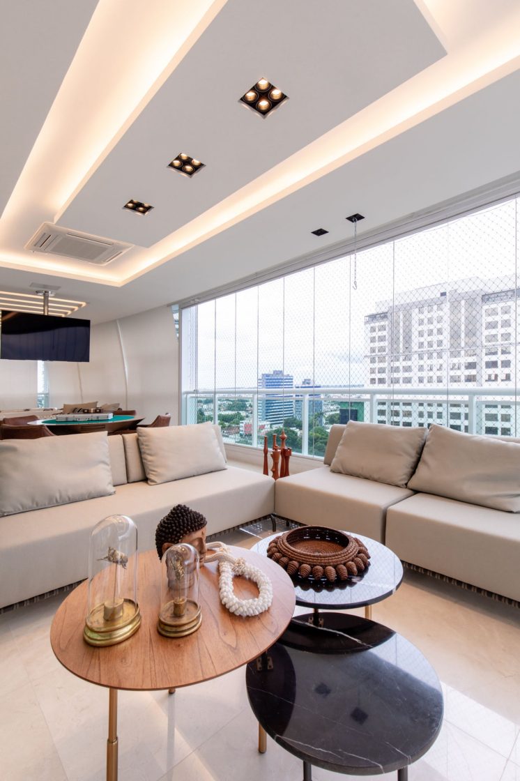 Como Definir Estilo de Decoração em Projetos de Interiores 9 Sala com sofá acinzentado e mesas de centro com objetos decorativos.