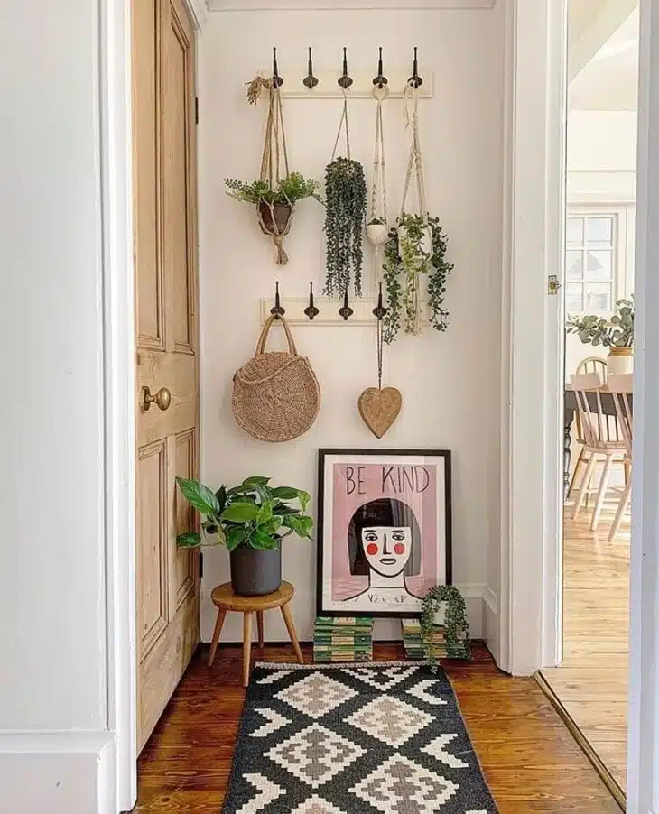 O gancho de parede pode ser lindo e funcional, decorando ao mesmo tempo.