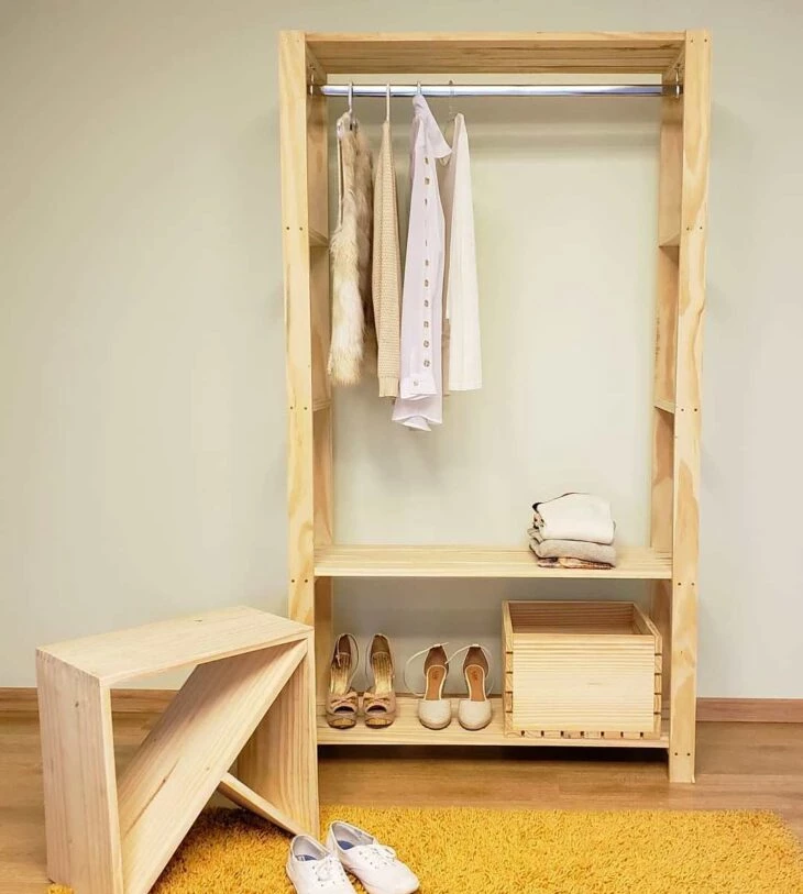 Aprenda a Fazer um Guarda-Roupa de Pallet com 50 Ideias Inspiradoras 10 O guarda-roupa de pallet é uma opção barata.