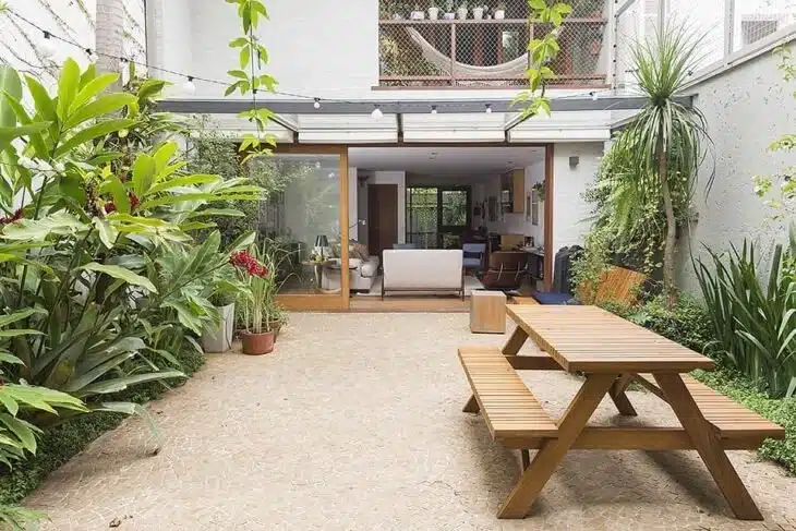 6 Dicas criativas para ter um jardim simples e incrível 1 Cantinho de flores e plantas, trazendo vida ao espaço de descanso.