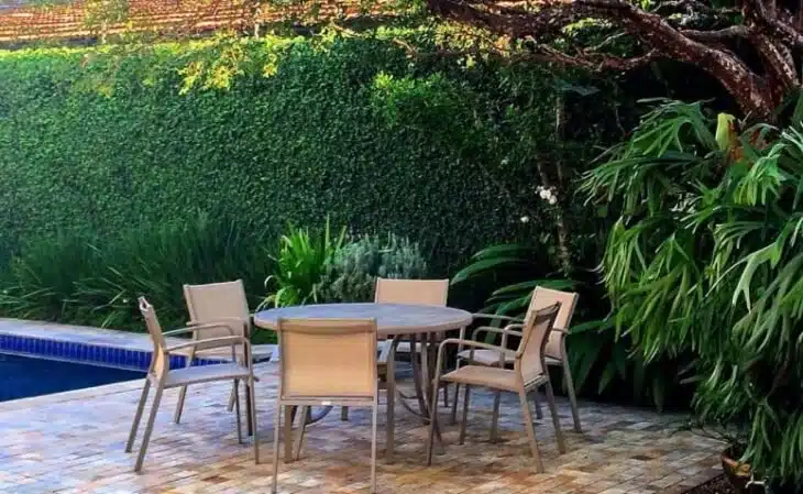 6 Dicas criativas para ter um jardim simples e incrível 10 Espaço para um jantar ao ar livre em um ambiente colorido.