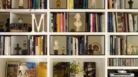 Como organizar sua biblioteca em casa: Descubra 10 inspirações para transformar seu espaço 10 Livros na decoração destacada